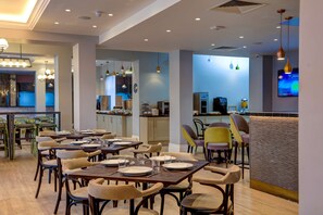Breakfast area - Best Western London Queens Crystal Palace Hotel (London)