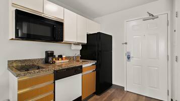 1 bedroom, premium bedding, desk, laptop workspace
