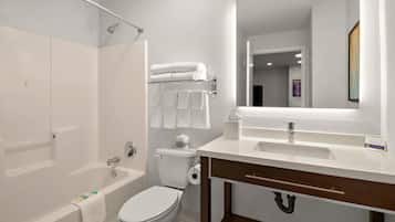 Un baño moderno con bañera, inodoro y lavamanos.