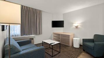 Suite, 1 cama de matrimonio con sofá cama, accesible para personas con discapacidad, no fumadores | 1 dormitorio, ropa de cama de alta calidad, escritorio