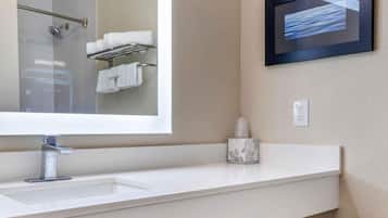 Combined shower/bathtub, free toiletries, hair dryer, towels