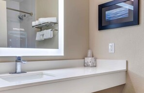 Kombination af bruser/badekar, gratis toiletartikler, hårtørrer