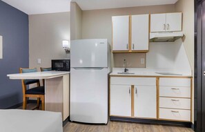 Full-sized fridge, microwave, stovetop, coffee/tea maker - Extended Stay America Suites Arlington (Arlington)