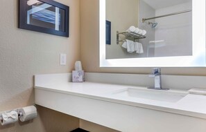 Combined shower/bathtub, free toiletries, hair dryer, towels