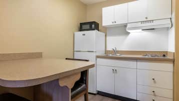 Frigorífico grande, microondas, placa de cocina y cafetera o tetera
