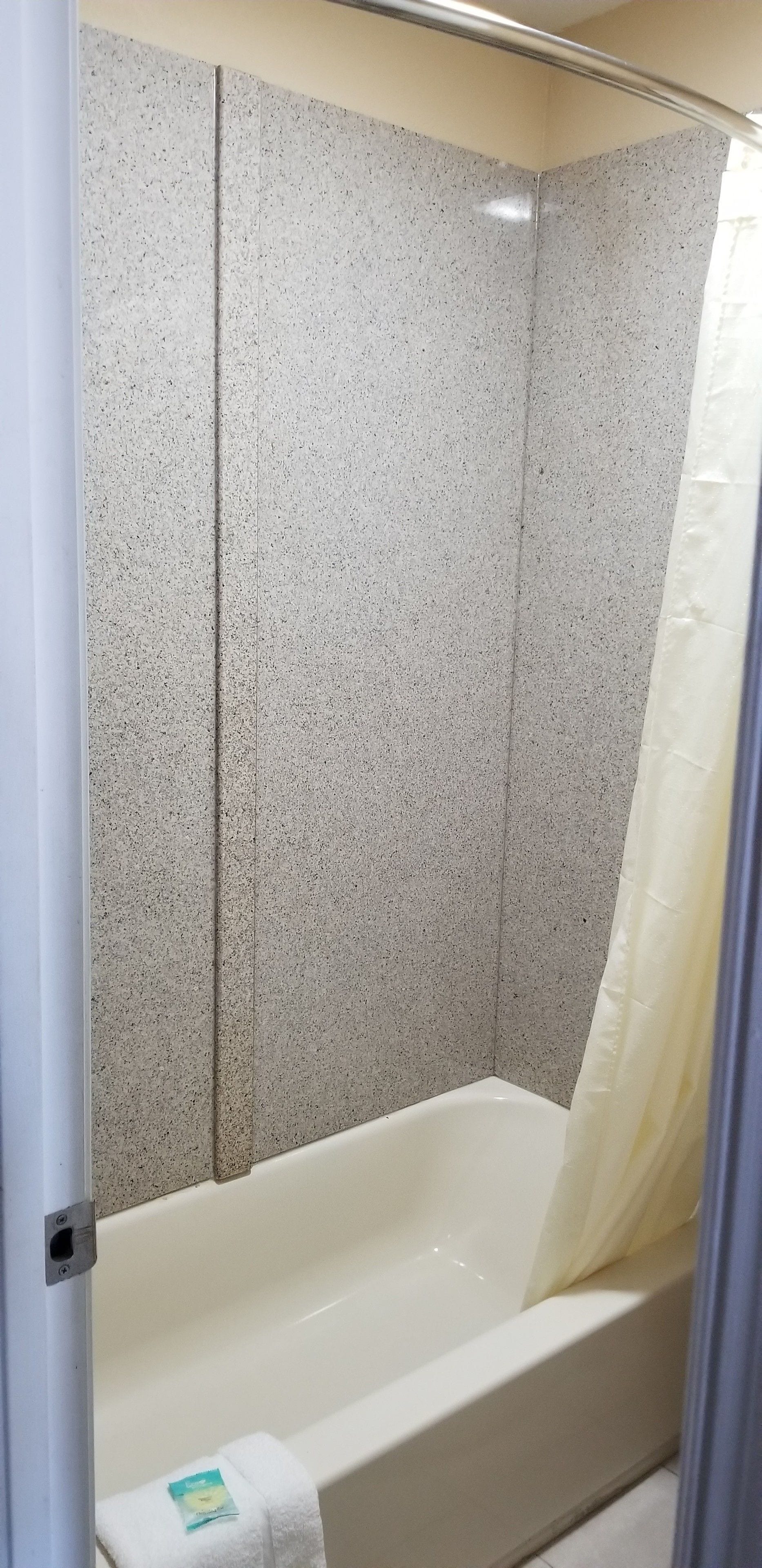 Een haardroger, handdoeken, toiletpapier