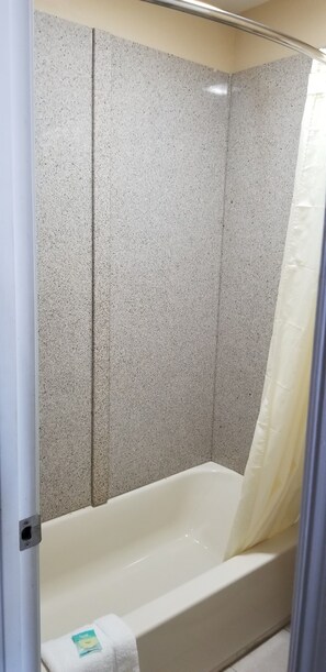 Pengering rambut, handuk,  dan tisu toilet
