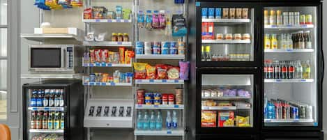 Un espace de vente proposant divers en-cas et boissons, ainsi que des micro-ondes et des réfrigérateurs.