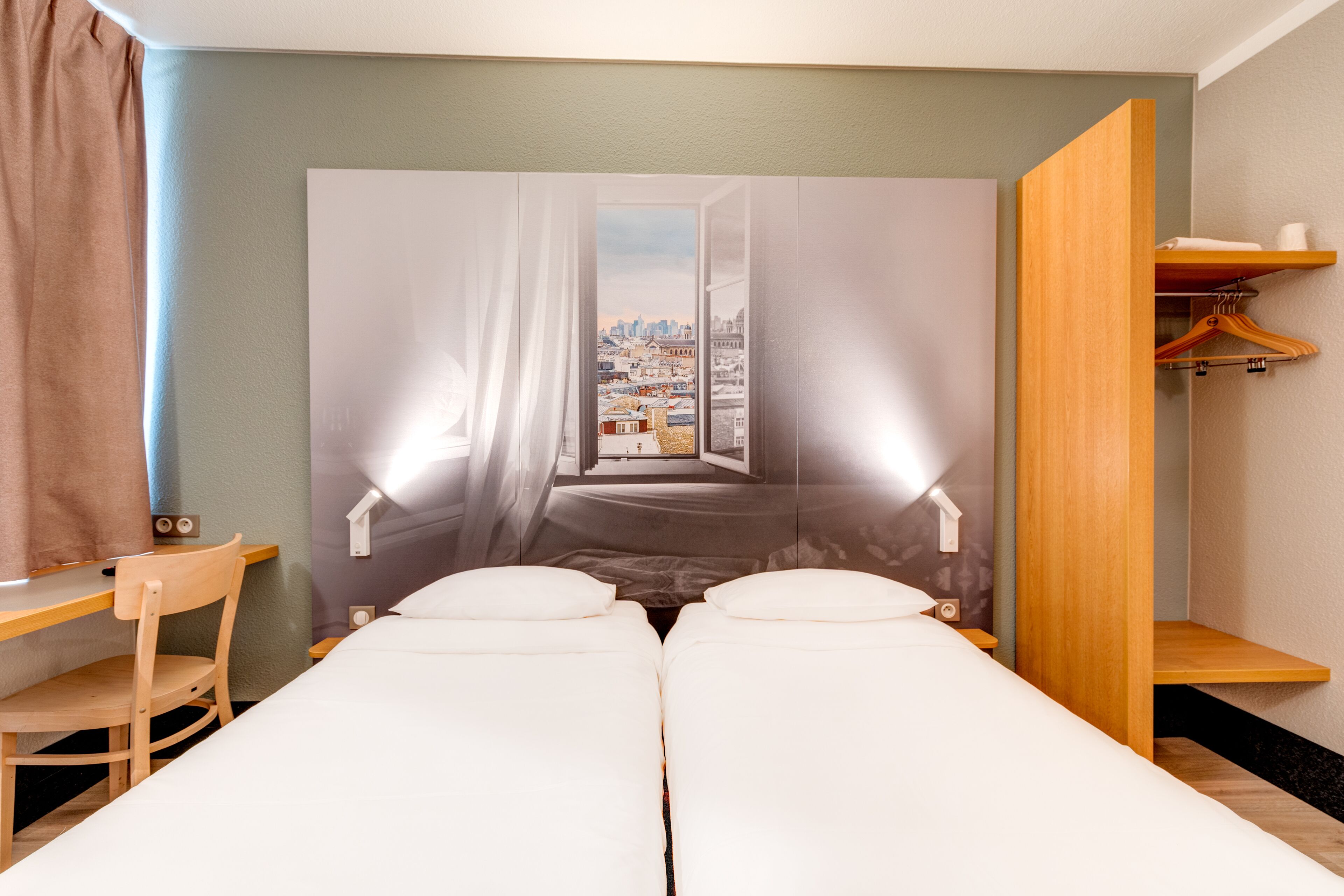 twin room | premium bedding, desk, soundproofing, free wifi