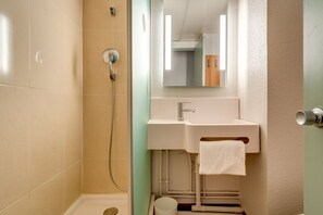 Een douche, handdoeken