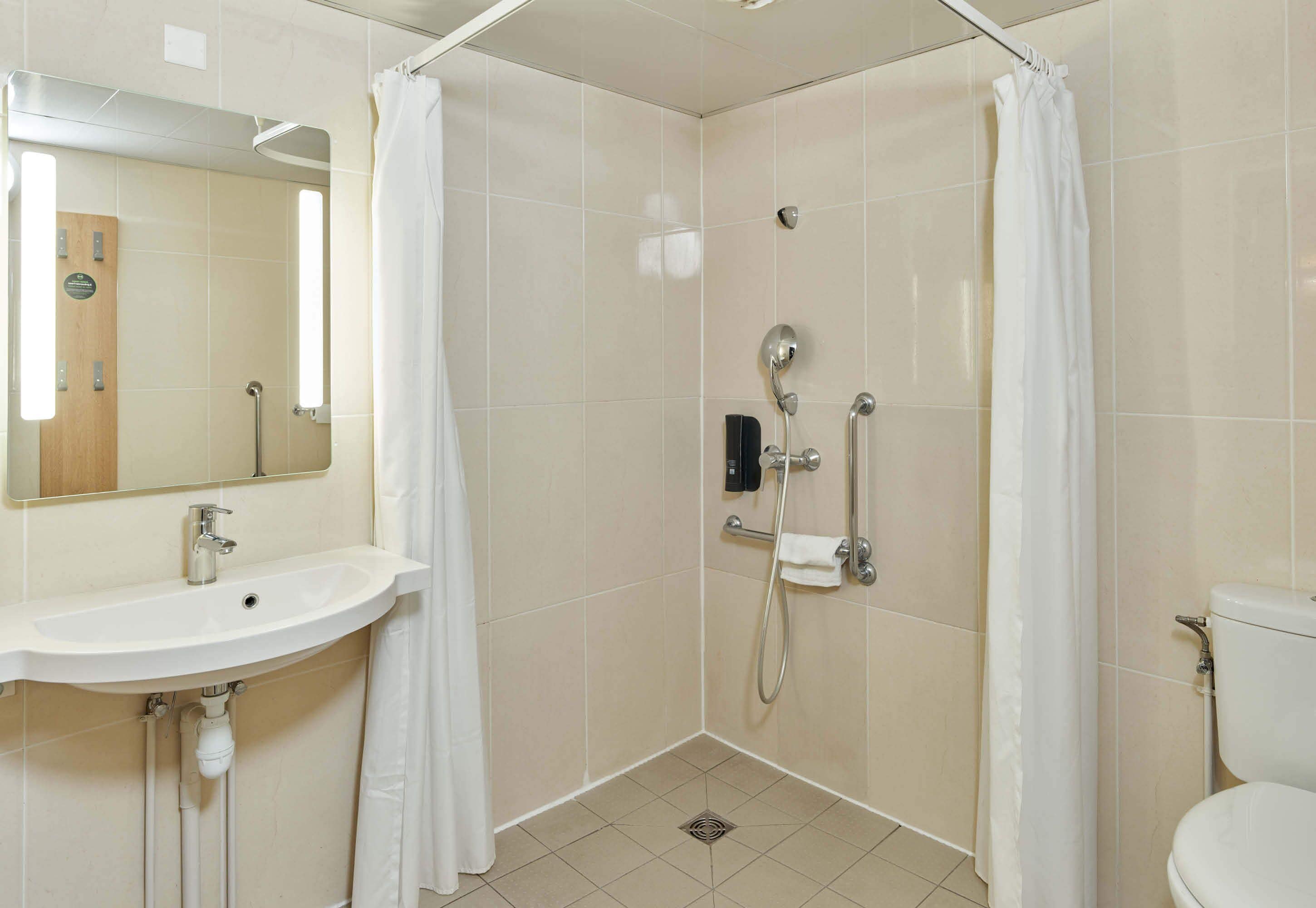 double room, accessible | bathroom | shower, towels