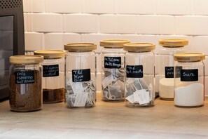 Gläser mit Etiketten auf einer Arbeitsplatte.