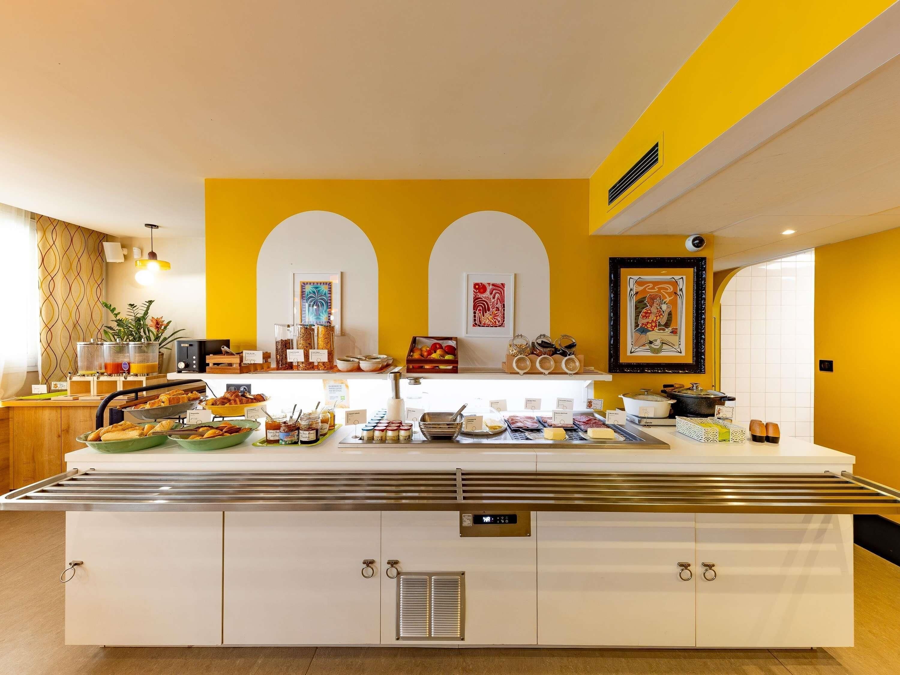 Café da manhã com buffet grátis todos os dias