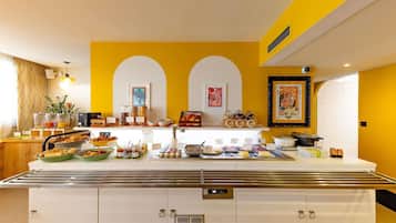 Café da manhã com buffet grátis todos os dias