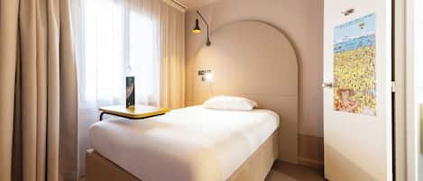 スタンダード ルーム シングルベッド 1 台 | 高級寝具、ピロートップベッド、防音設備、アイロン / アイロン台