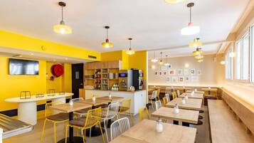 Café da manhã com buffet grátis todos os dias