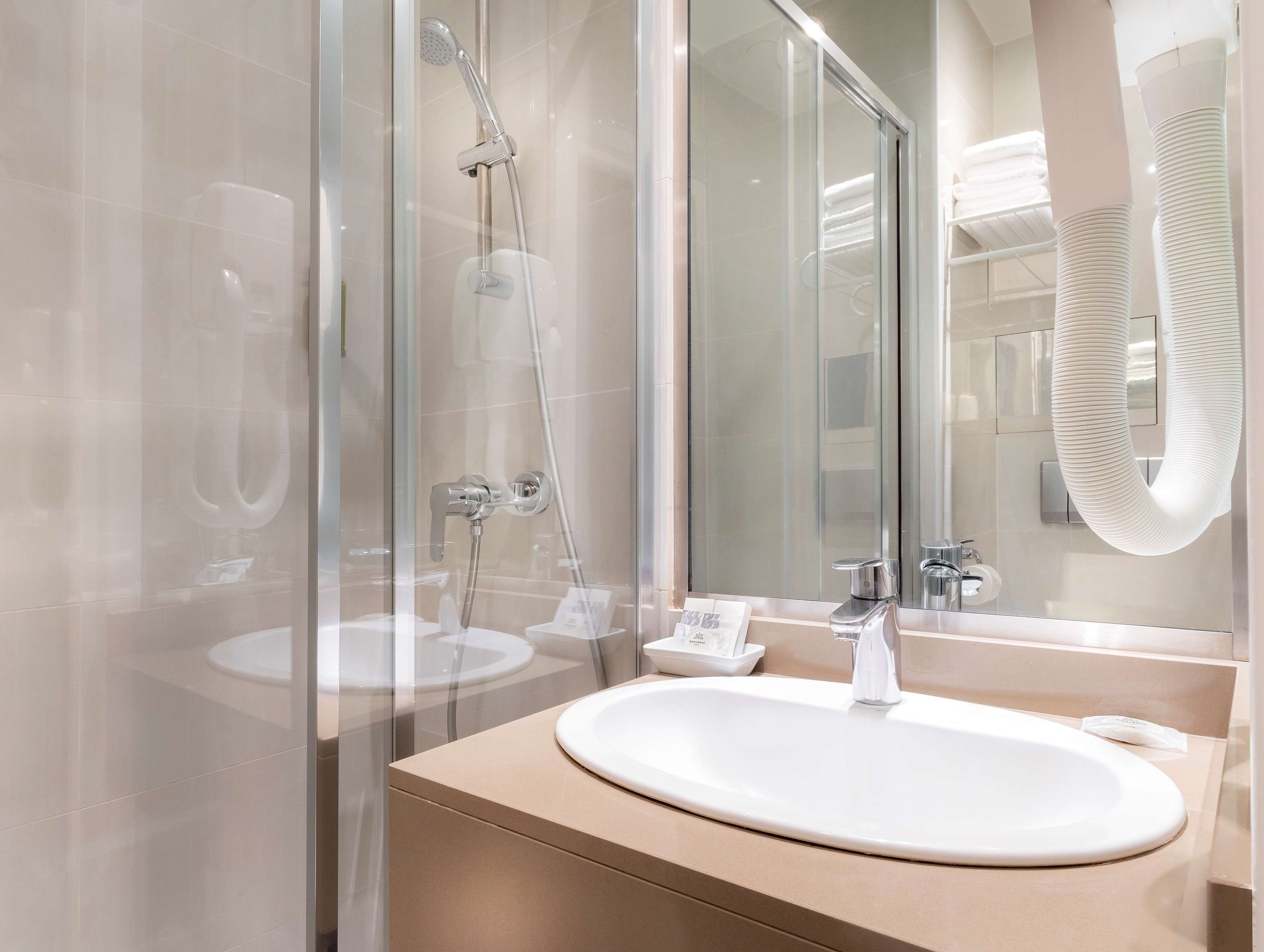 standard twin room | bathroom | shower, hair dryer, towels