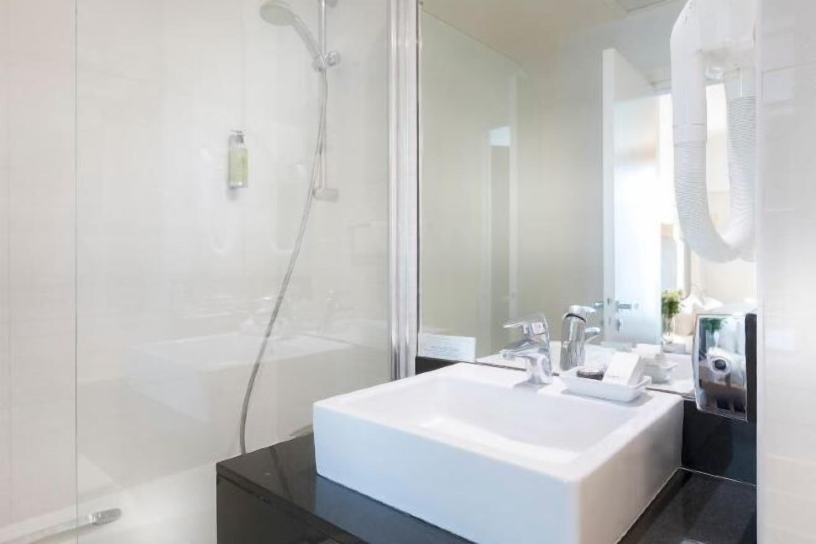 バスルーム | シャワー、ヘアドライヤー、タオル