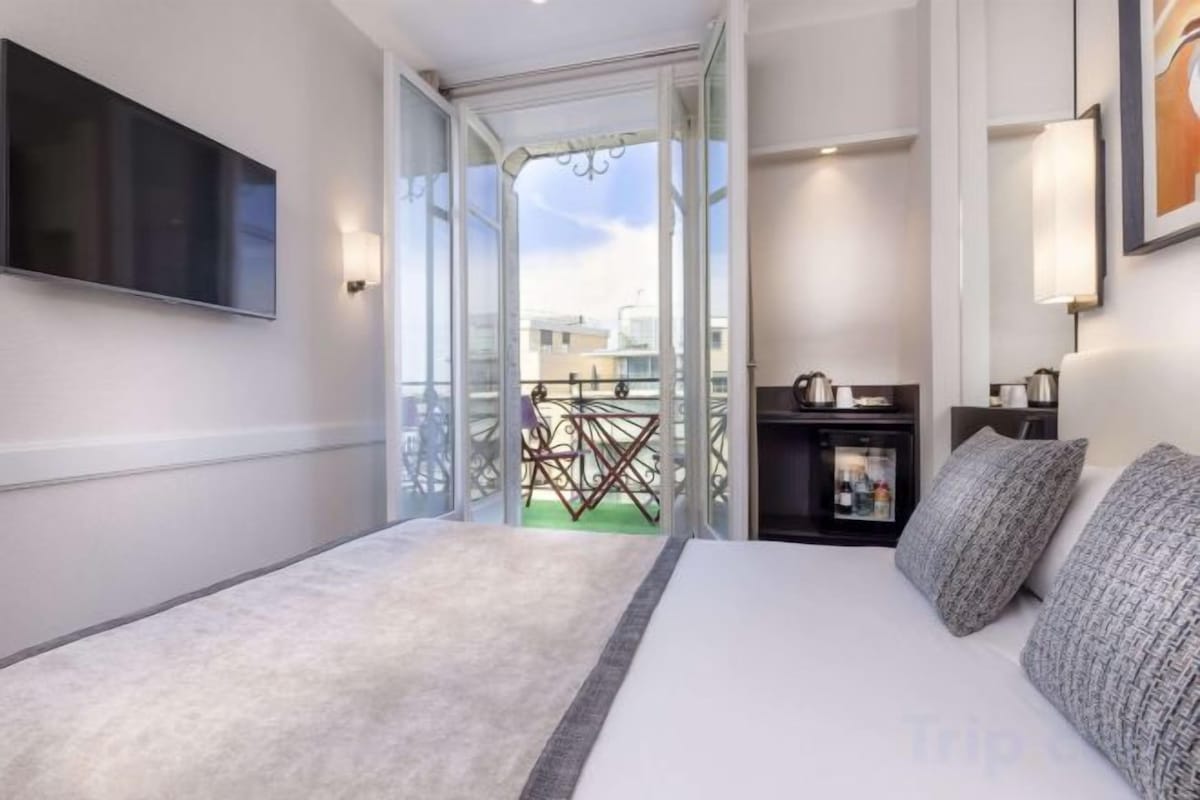 Minibar, in-room safe, desk, soundproofing