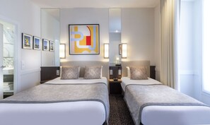 Triple Room | Minibar, in-room safe, desk, soundproofing - Hotel Elysées Céramic (Paris)