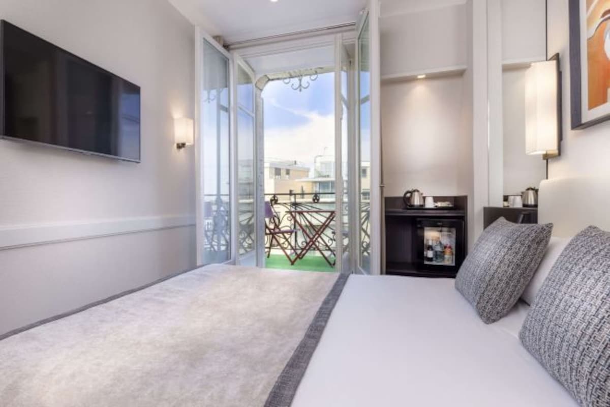 Minibar, in-room safe, desk, soundproofing