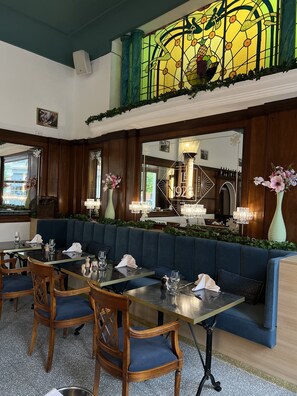 Breakfast, lunch, dinner served; French cuisine 