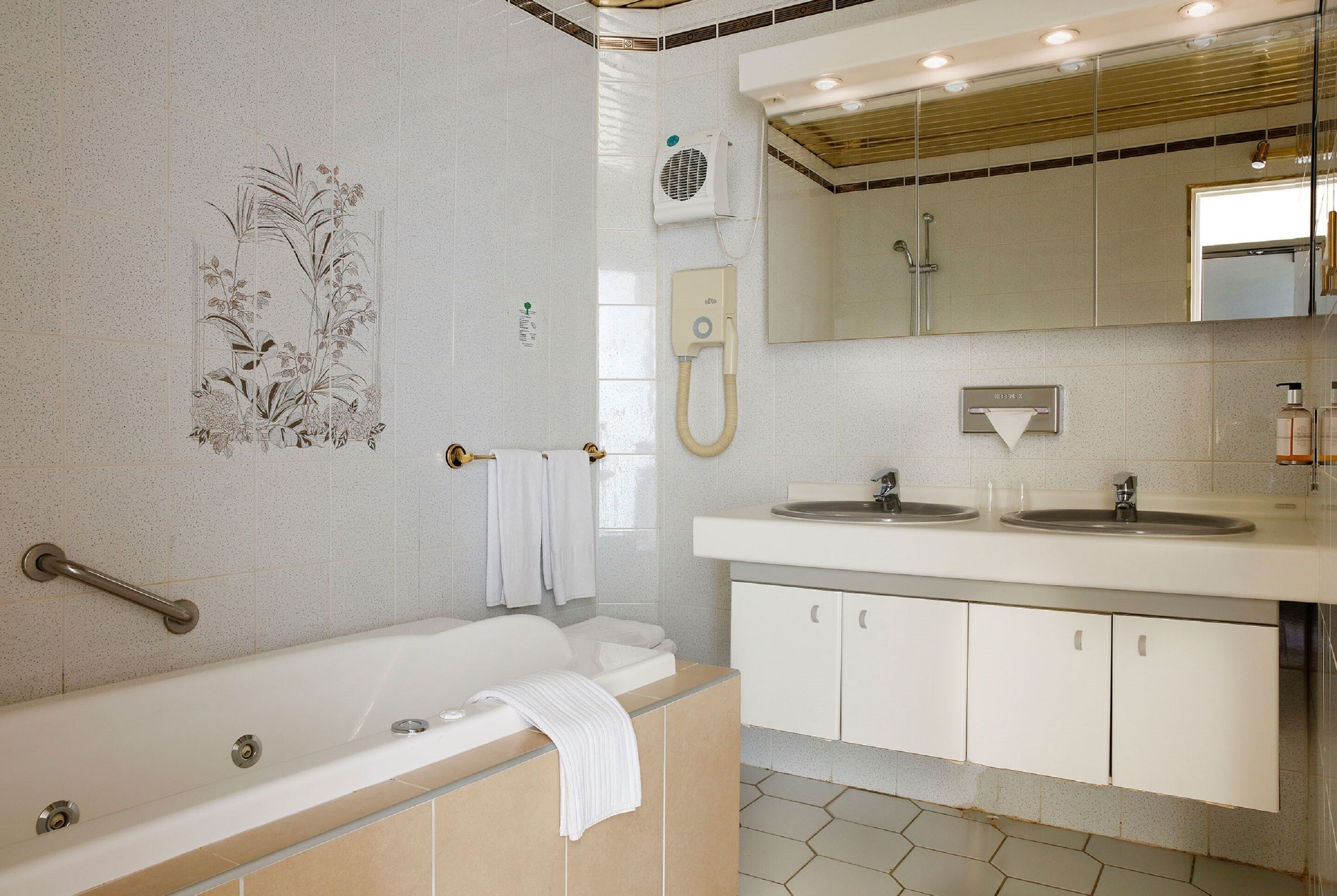 double room (privilège - 1or2 persons) | bathroom | hair dryer, towels