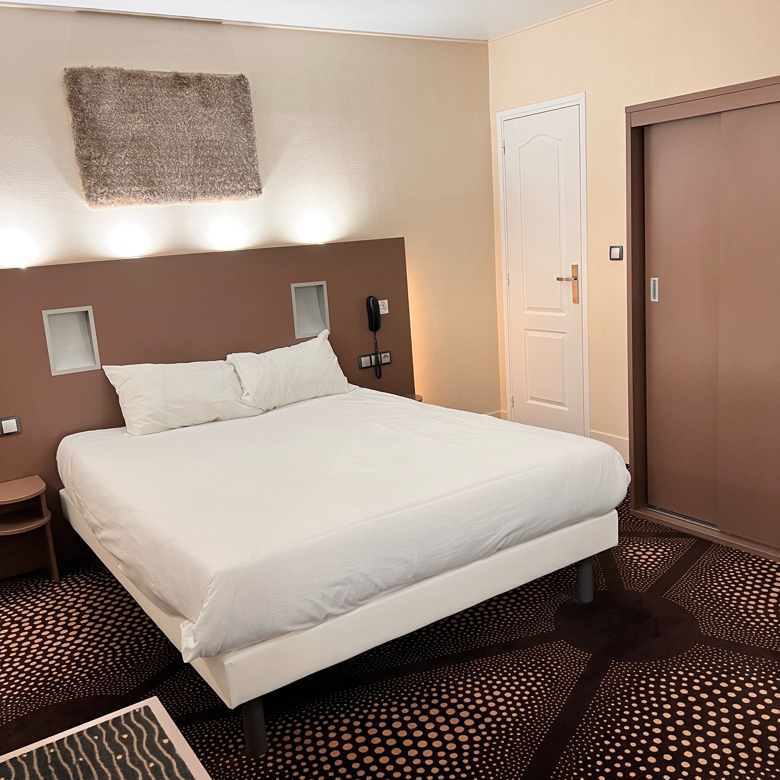 double room (privilège - 1or2 persons) | minibar, individually decorated, individually furnished, desk