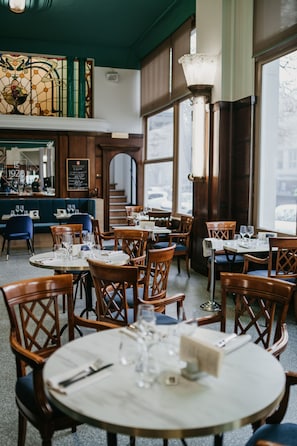 Café da manhã, almoço e jantar; culinária francesa 