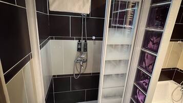 Double Room (Privilège - 1or2 persons) | Bathroom | Hair dryer, towels