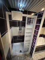 Quarto casal (Privilège - 1or2 persons) | Banheiro | Secador de cabelo, toalhas de banho