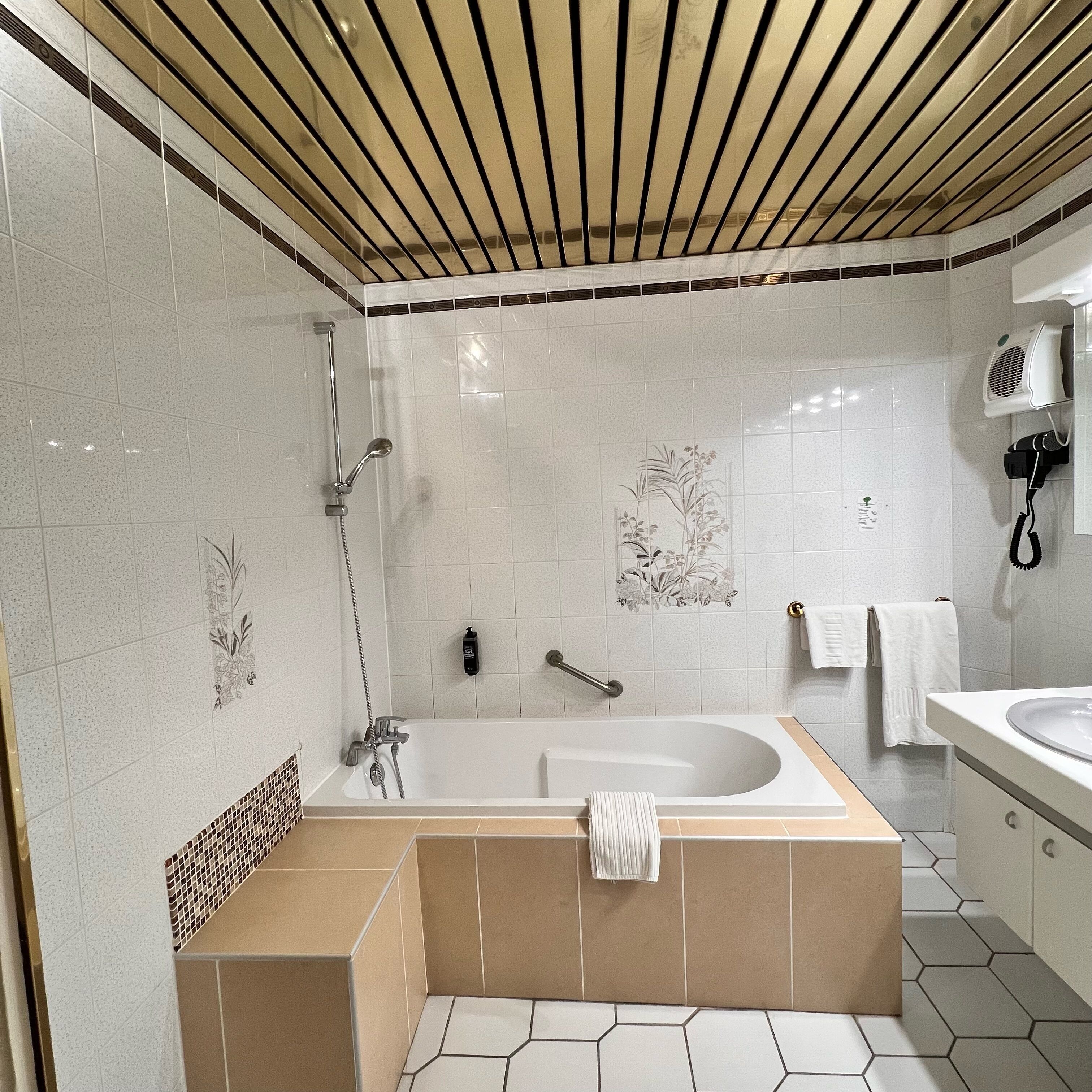 standard double room (1 ou 2 persons) | bathroom sink