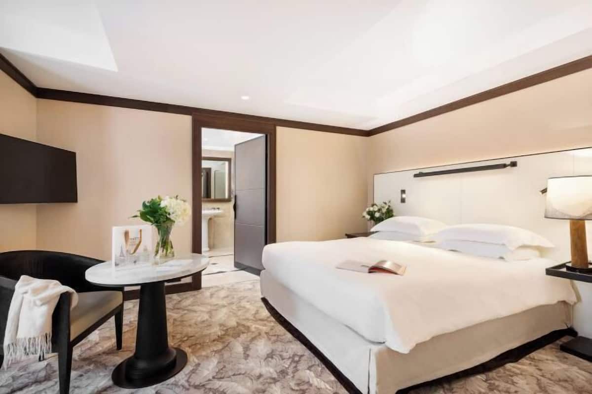 Roupas de cama premium, frigobar, cofres nos quartos