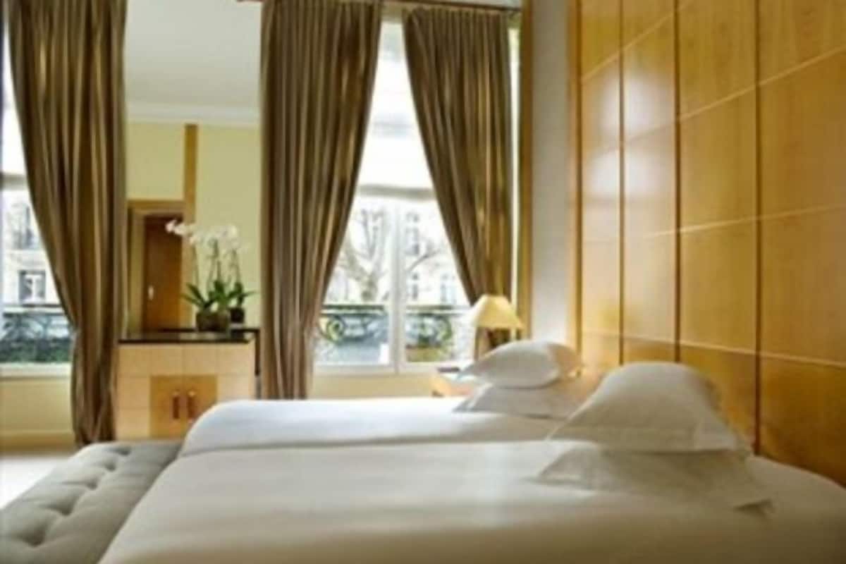 Roupas de cama premium, frigobar, cofres nos quartos