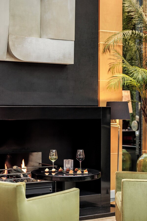 2 restaurantes; se sirve desayuno, almuerzo y cena; cocina francesa