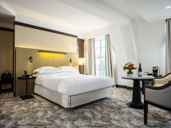 Hochwertige Bettwaren, Minibar, Zimmersafe, individuell dekoriert