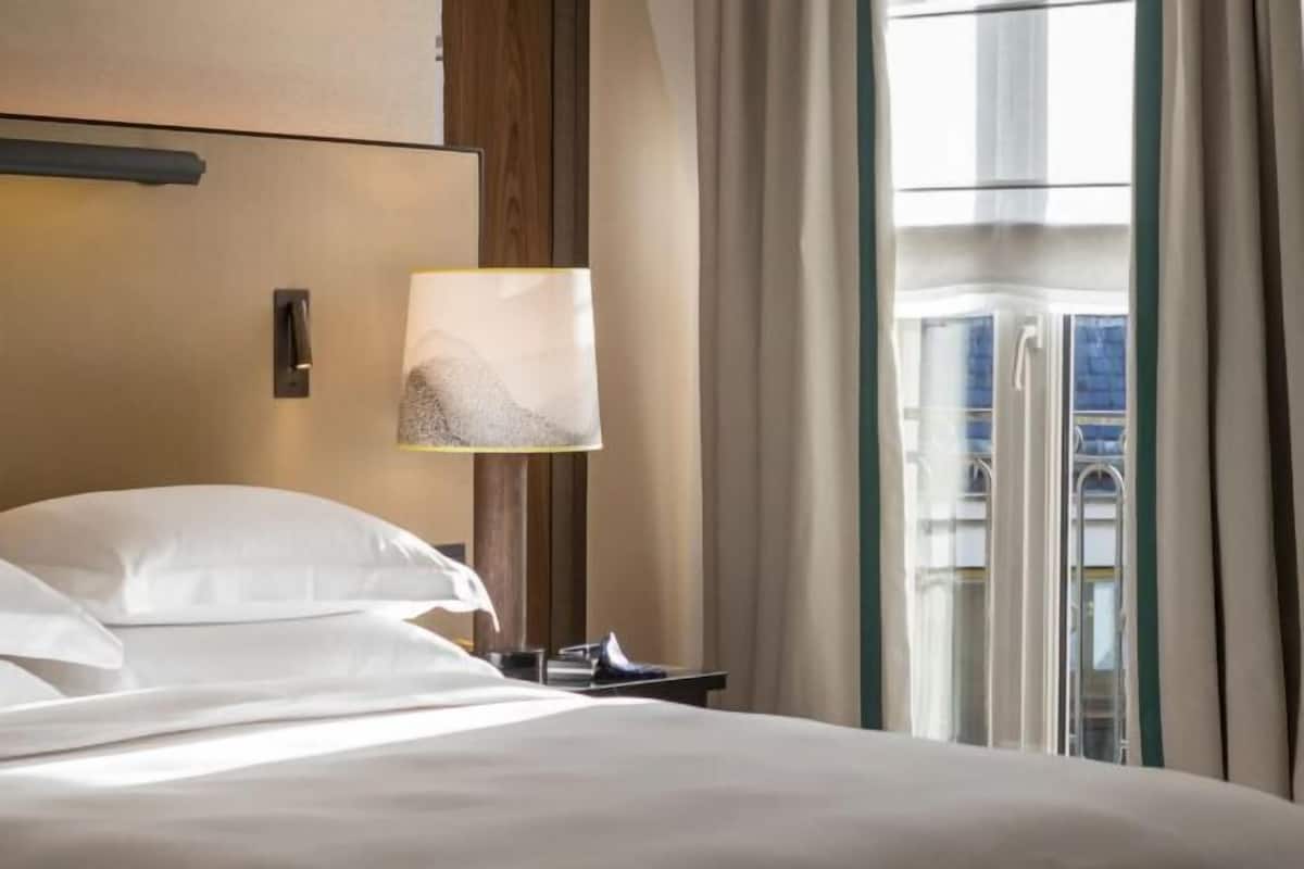 Roupas de cama premium, frigobar, cofres nos quartos