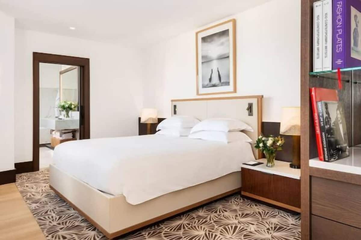 Roupas de cama premium, frigobar, cofres nos quartos