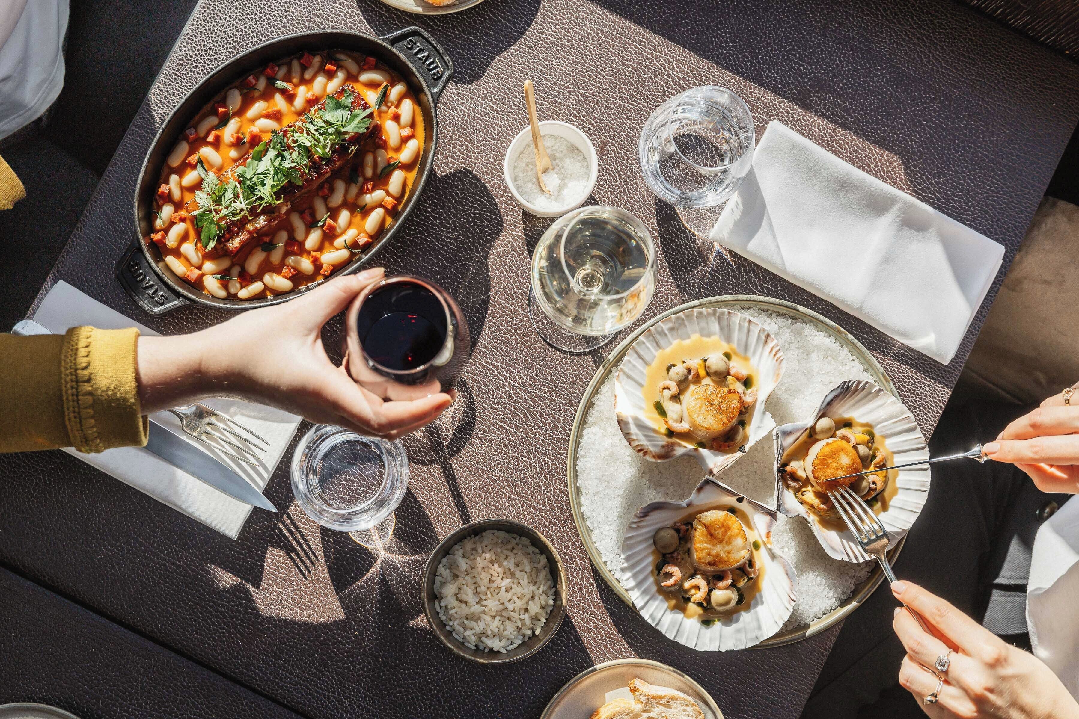 2 restaurants, breakfast, lunch, dinner served; french cuisine