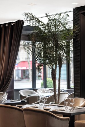 2 restaurants, serveren ontbijt, lunch, diner, Franse gerechten