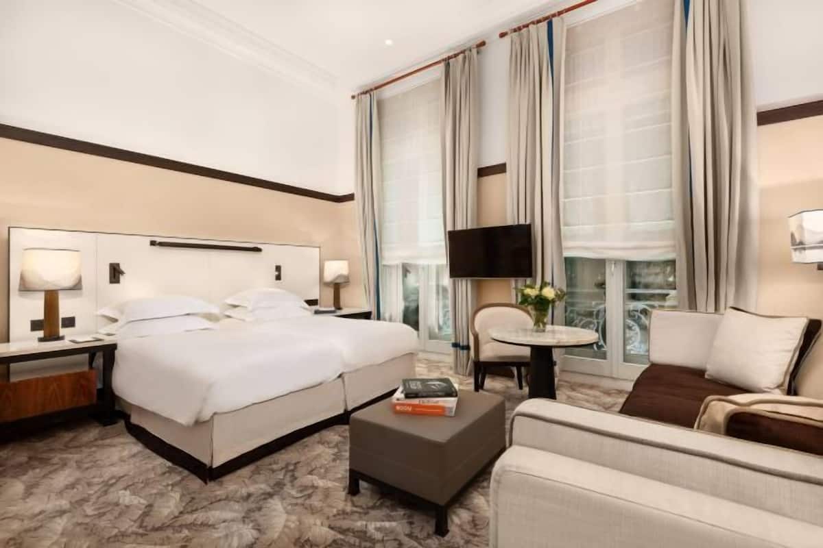 Roupas de cama premium, frigobar, cofres nos quartos