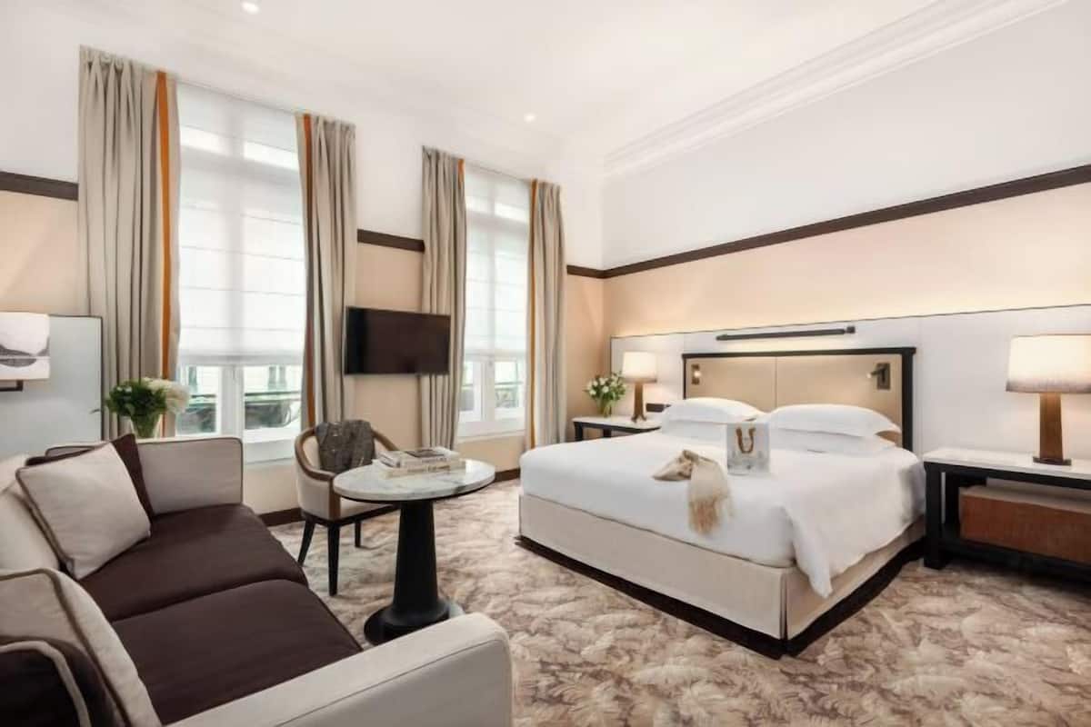Roupas de cama premium, frigobar, cofres nos quartos