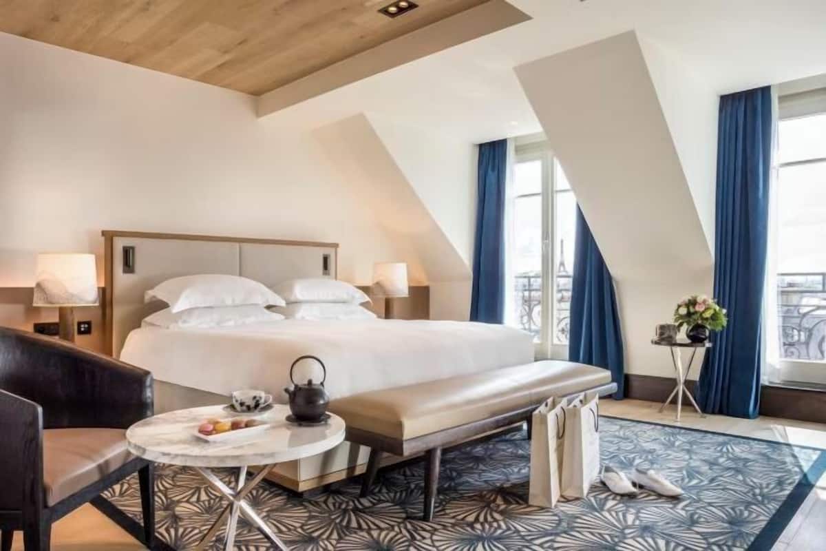 Roupas de cama premium, frigobar, cofres nos quartos
