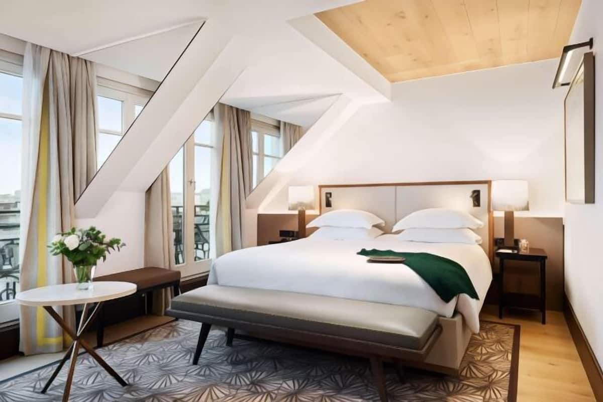 Roupas de cama premium, frigobar, cofres nos quartos