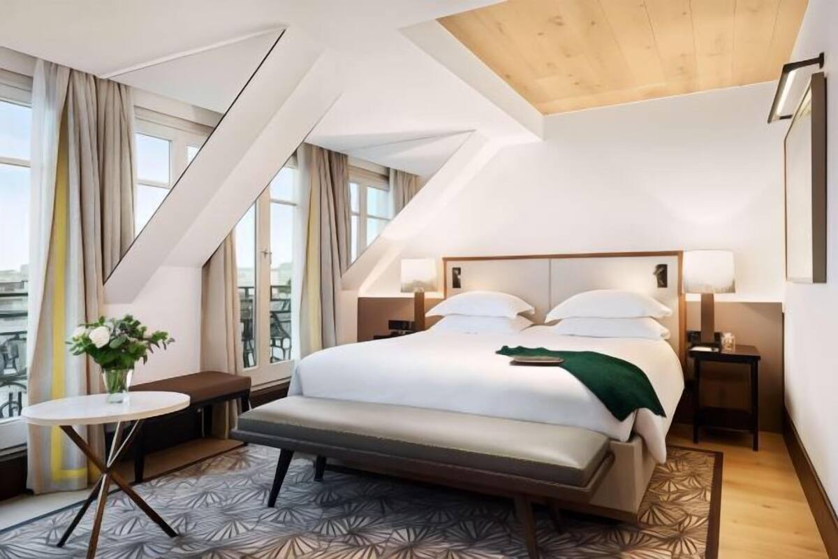 Ylelliset vuodevaatteet, minibaari, tallelokero huoneessa