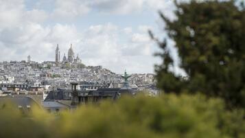 Stadsbeeld met een opvallende kerk en een standbeeld op de voorgrond.
