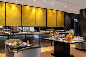 A modern breakfast buffet with a variety of food items, a coffee station, and a juice bar. - Hyatt Paris Madeleine (Paris)