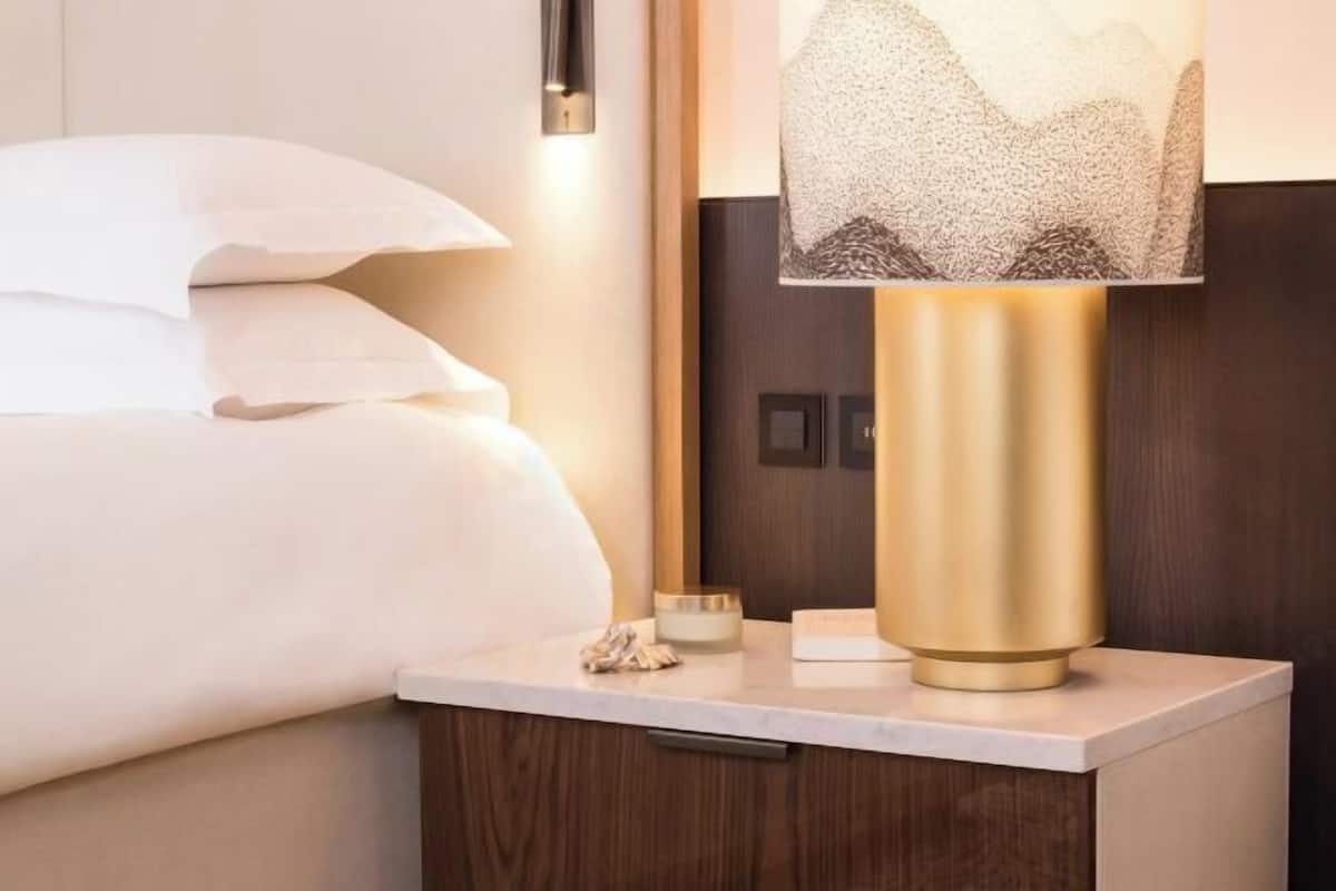 Roupas de cama premium, frigobar, cofres nos quartos
