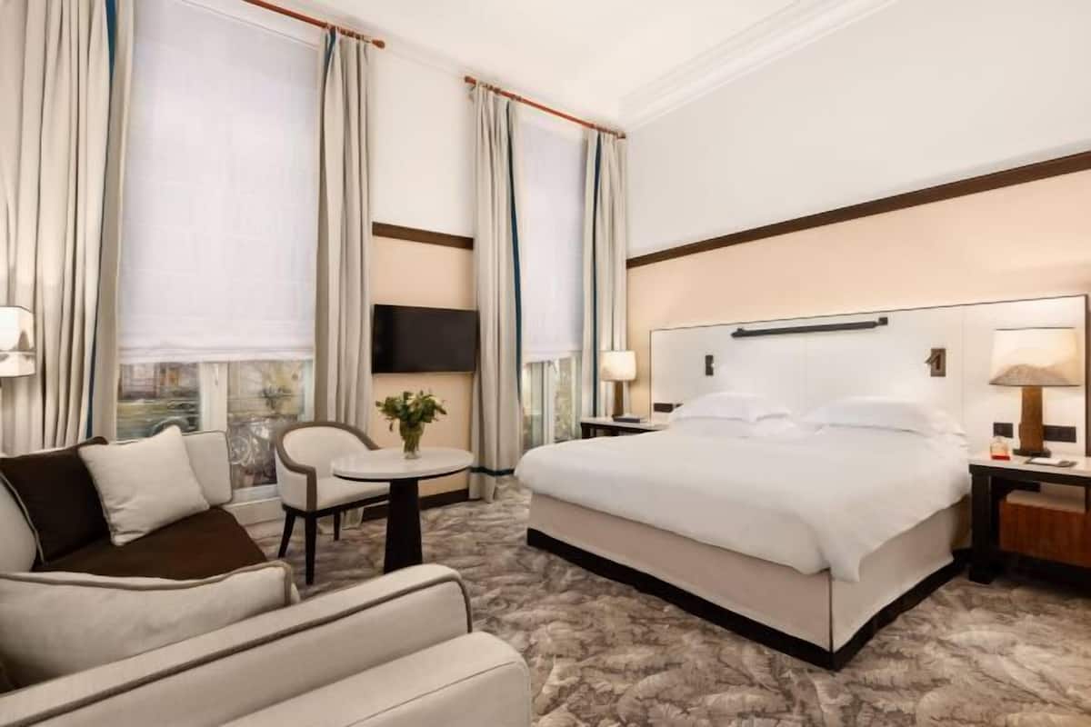 Roupas de cama premium, frigobar, cofres nos quartos