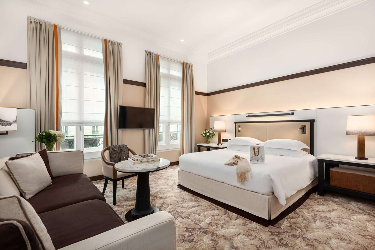 Premium bedding, minibar, in-room safe, desk